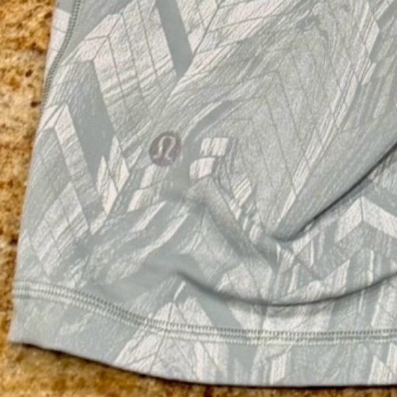 Lululemon Swift Speed High-Rise Shorts Reverberate Chevron Silver Blue Wht Sz 8 - Picture 7 of 8